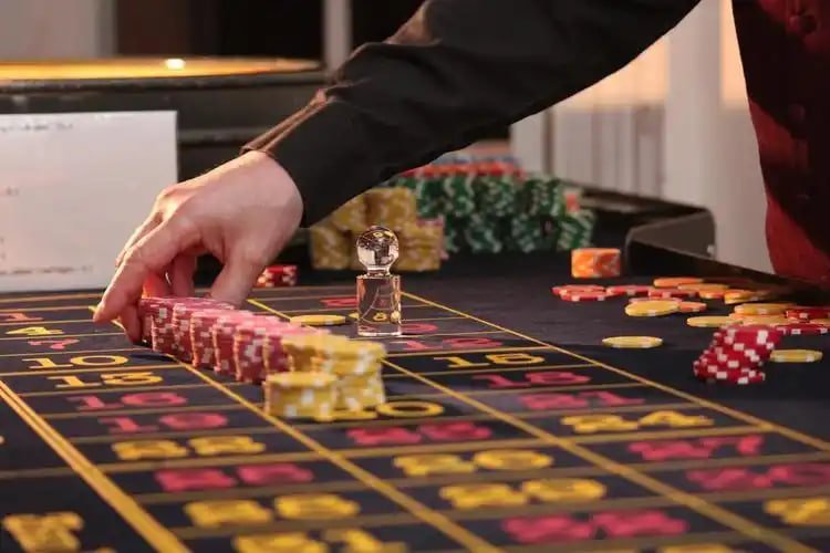 bgibola live mobile app interface showing new game categories and live-dealer tables on Android and iOS